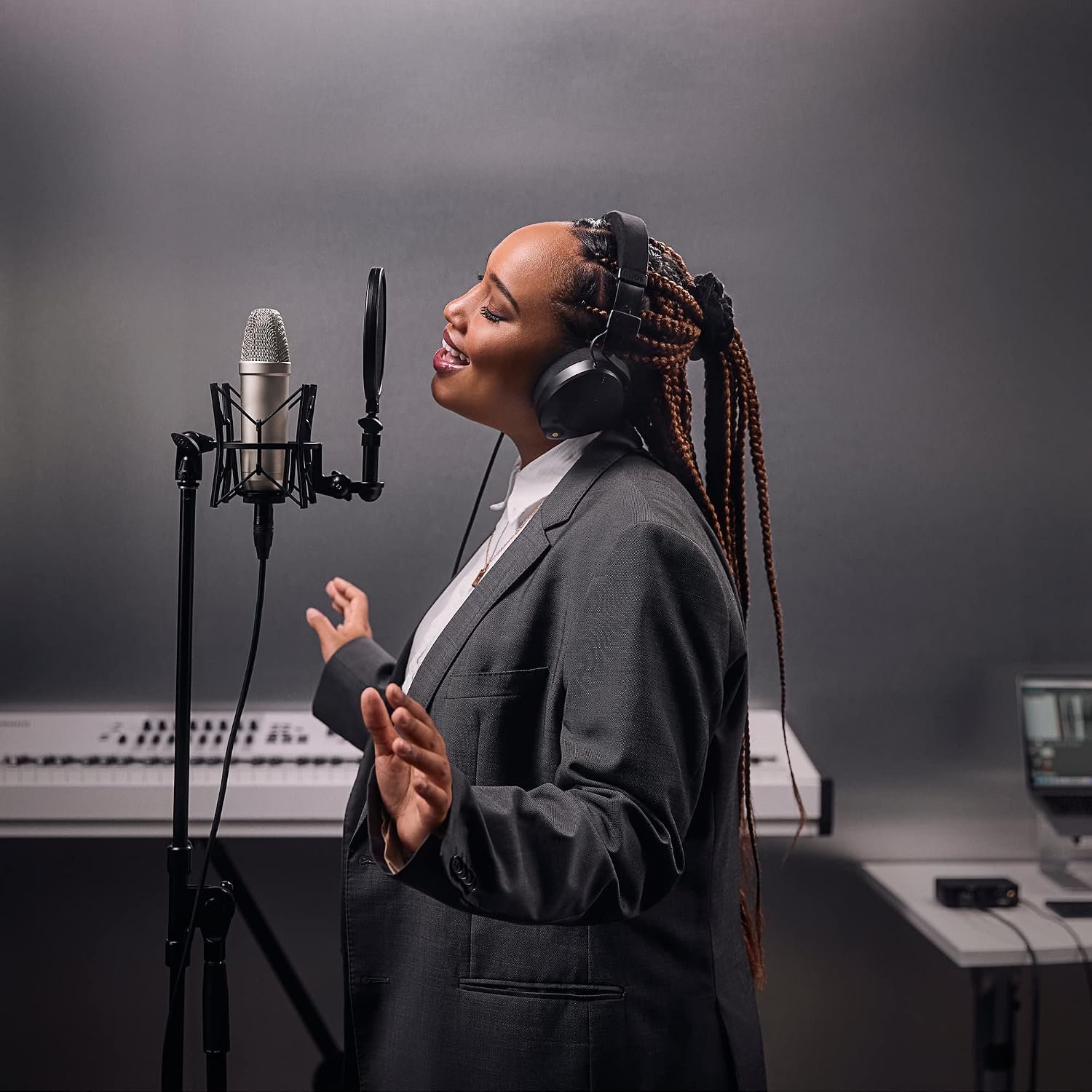 Rode Nt1 5Th Generation Large-Diaphragm Studio Condenser Microphone with XLR and USB Outputs, Shock Mount and Pop Filter for Music Production, Vocal Recording and Podcasting (Silver) - Image 2